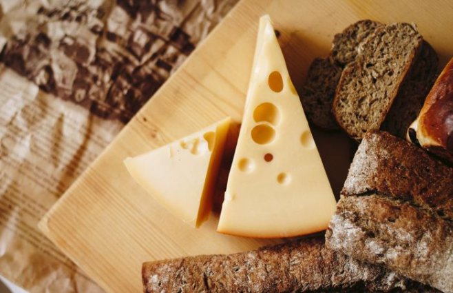 Как самостоятельно отличить сыр от сырного продукта