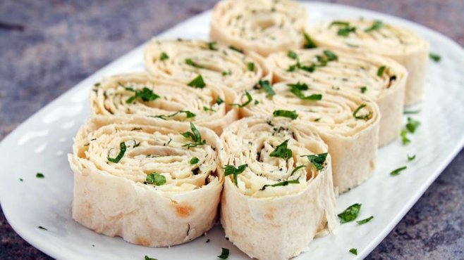 Быстрый и полезный перекус: Творожный рулет с зеленью